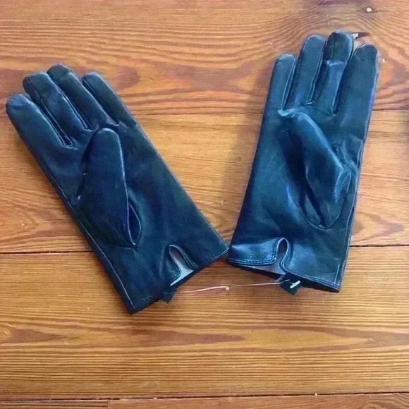 Isotoner Ladies New In Box Black Leather Gloves With Smart Touch Technology - Picture 2 of 7